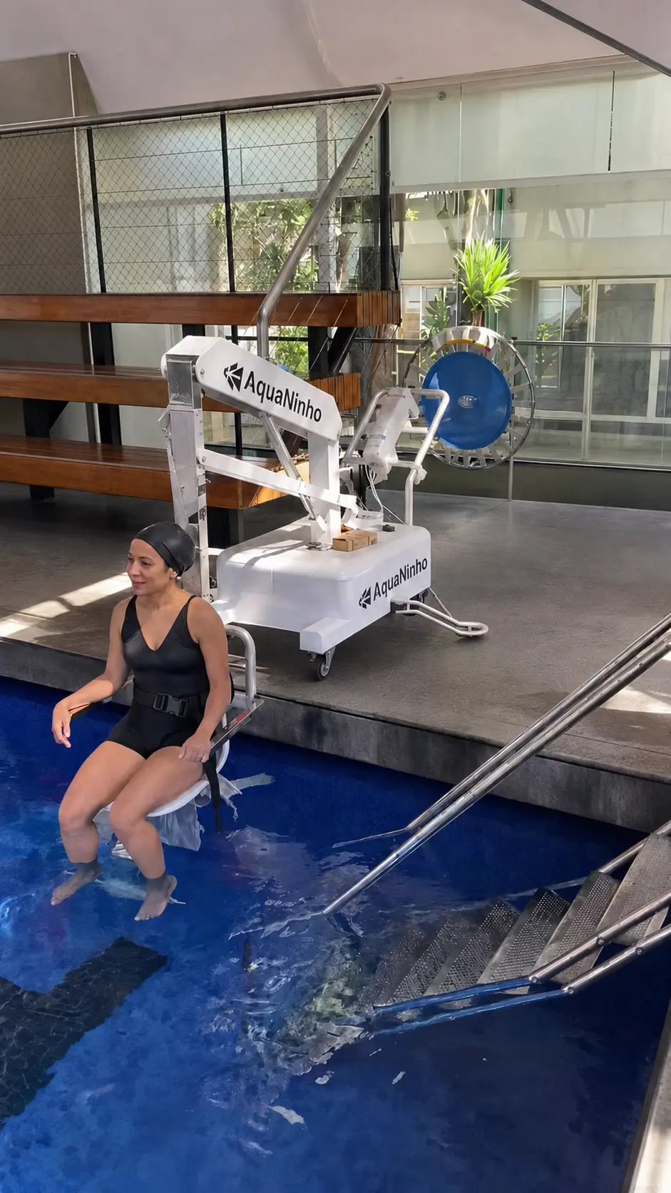 AquaNinho Móvel sendo utilizado em uma piscina interna